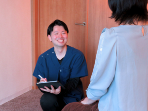「原因は何だろう？」患者様の生活習慣やストレスのお悩みにじっくり耳を傾ける様子