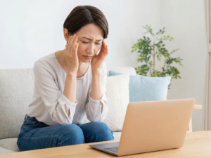 薬に頼りたくない慢性頭痛・偏頭痛を持つ女性のイメージ