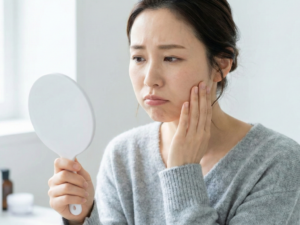 自律神経の乱れによる顔のむくみ・フェイスラインの崩れに悩む女性のイメージ