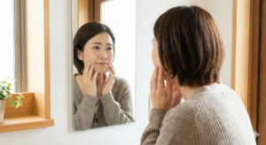 高円寺の鍼灸サロン悠禅｜鏡を見て顔の歪みや左右差を気にしている女性