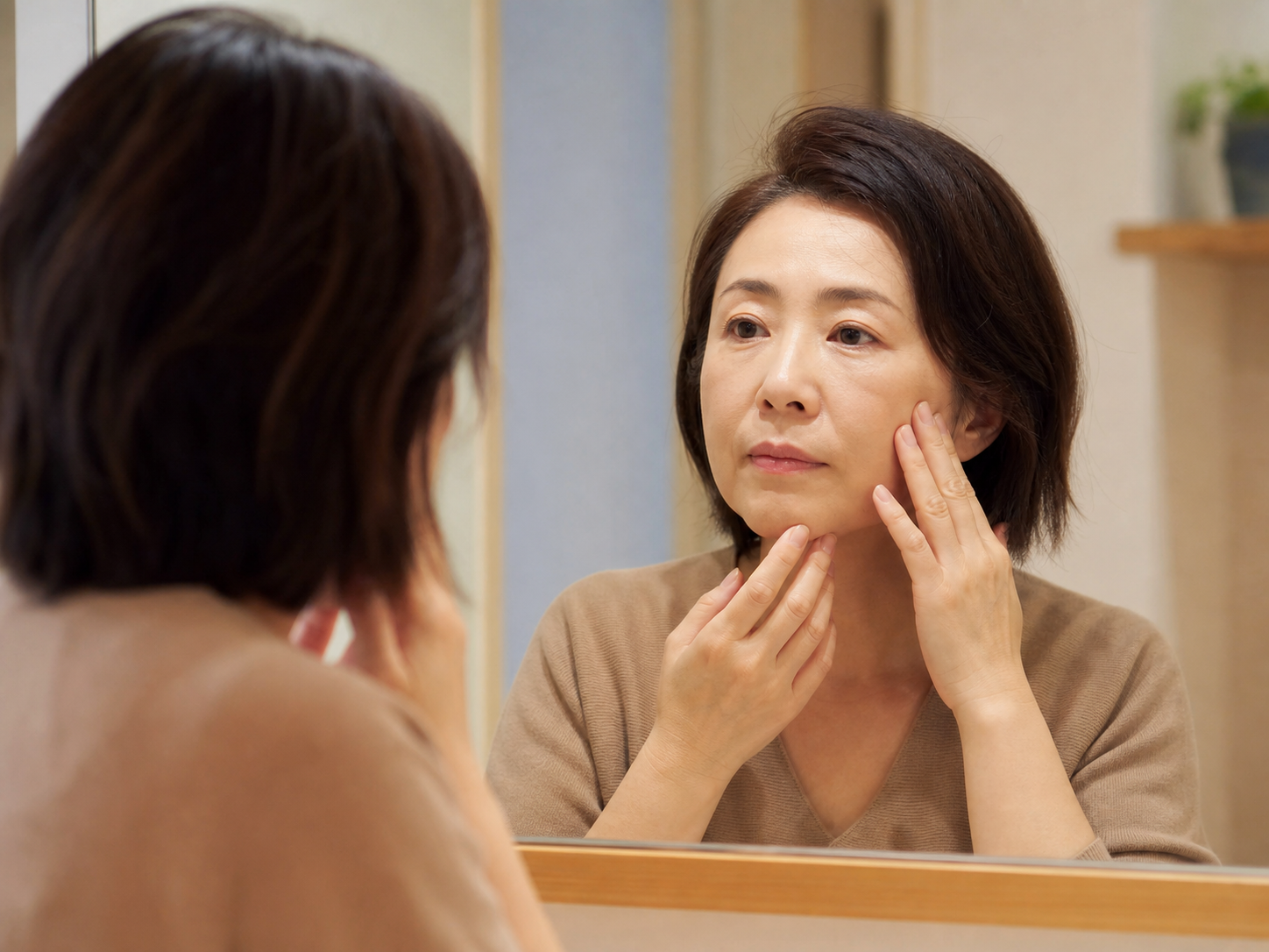 顔のむくみによる日常のつらさを感じる人のイメージ